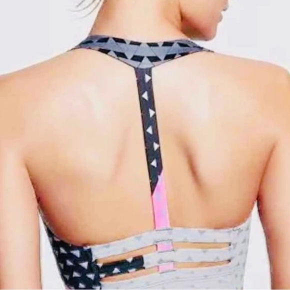 Victoria’s Secret Sports Bra Limited Edition Knockout Show off Medium Support - Picture 7 of 7